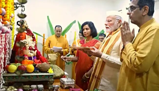 सीजेआई चंद्रचूड़ के साथ पीएम मोदी ने की गणपति पूजा, विपक्षी नेताओं ने काटा बवाल