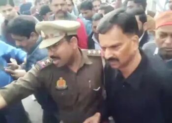बीच प्रेस कॉन्फ्रेंस में कांग्रेस सांसद राकेश राठौर को क्यों ले गई पुलिस, जानें क्या है पूरा मामला