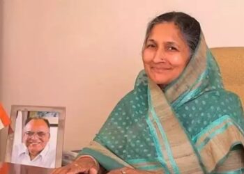 चुनाव से पहले कांग्रेस को बड़ा झटका, भारत की सबसे अमीर महिला ने छोड़ा पार्टी का हाथ