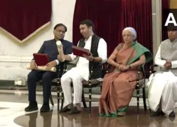 द्रौपदी मुर्मू ने चौधरी चरण सिंह समेत इन तीन हस्तियों को किया भारत रत्न से सम्मानित
