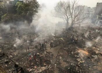 दिल्ली के रोहिणी में भीषण आग, 800 झुग्गियां जलकर हुई खाक, 2 बच्चों की मौत