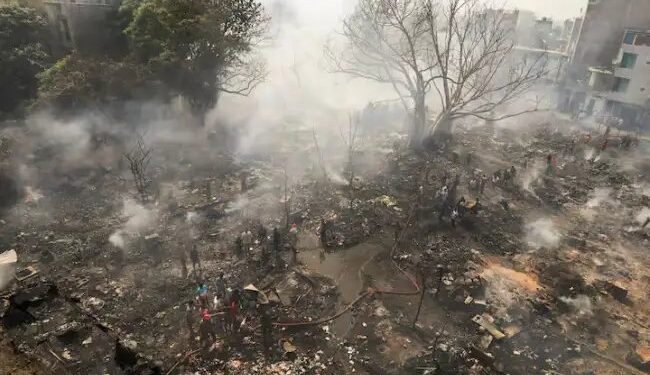 दिल्ली के रोहिणी में भीषण आग, 800 झुग्गियां जलकर हुई खाक, 2 बच्चों की मौत