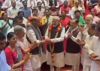 संसद सत्र : एनडीए बैठक में PM मोदी का सम्मान, बिहार SIR और टैरिफ मुद्दे पर हंगामा जारी