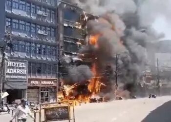 पटना जंक्शन के पास लगी भीषण आग, 4 लोगों की मौत, रेस्क्यू का काम जारी