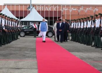 संपन्न हुई PM MODI की यात्रा, सिंगापुर के उद्योगपतियों को दिया बनारसी पान का ऑफर!