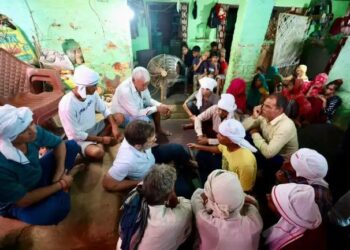 हाथरस पहुंचे राहुल गांधी, जमीन पर बैठ पीड़ित परिवारों का सुना दर्द