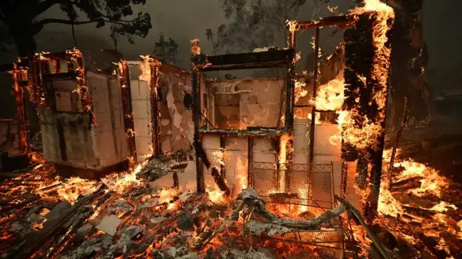 अरबों का नुकसान,10 हजार इमारतें हुई खाक….लॉस एंजेलिस में आग का ताडंव जारी