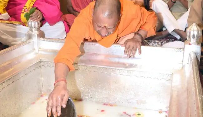 उपचुनाव जीतने के बाद काल भैरव व बाबा विश्वनाथ का आशीष लेने पहुंचे सीएम योगी