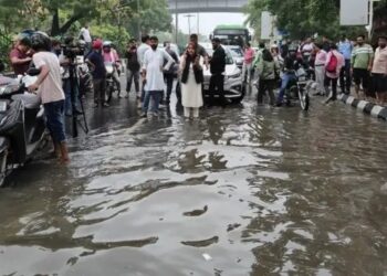 दिल्ली-NCR में मूसलाधार बारिश का कहर: जलजमाव और ट्रैफिक जाम से जनजीवन अस्त-व्यस्त