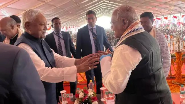 बिहार: मांझी के प्रोग्राम में नीतीश ने नहीं दिया भाषण, महज 2.5 मिनट में निकल गए