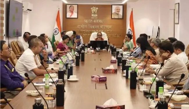 केन्द्रीय ग्रामीण विकास मंत्री ने अधिकारीयों के साथ समीक्षा बैठक की