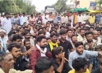 MP: खरगौन में यूरिया संकट, नाराज किसानों ने किया हाईवे जाम, 15 घंटे तक लाइन में लगे रहे ग्रामीण