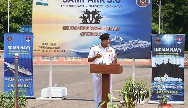 एडमिरल आर हरि कुमार दक्षिणी नौसेना कमान के विदाई दौरे पर