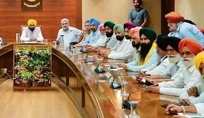 CM मान की खेत में पंचायत: ‘रंगला पंजाब’ के लिए किसानों से मांगे सुझाव, फिजूलखर्ची पर दी नसीहत