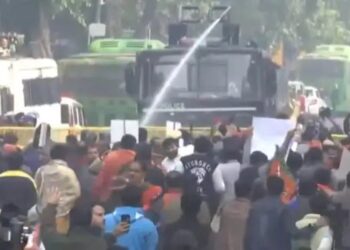 केजरीवाल के बाहर BJP का पूर्वांचल सम्मान मार्च, पुलिस ने की पानी की बौछार