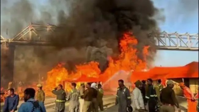 महाकुंभ मेला: संगम के सेक्टर- 18 शंकराचार्य रोड के पंडाल में लगी आग