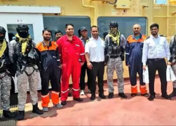 Indian Navy का बड़ा ऑपरेशन, OIL SHIP को बचाने समंदर में उतरा INS Kochi