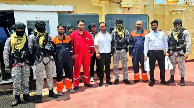 Indian Navy का बड़ा ऑपरेशन, OIL SHIP को बचाने समंदर में उतरा INS Kochi