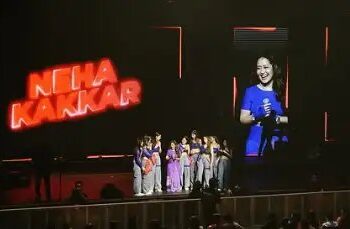 3 घंटे देरी से पहुंचने के बाद स्टेज पर रो पड़ीं नेहा कक्कड़, क्यों फैंस ने बोला ‘वापस जाओ’?