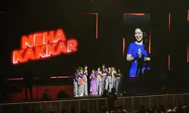 3 घंटे देरी से पहुंचने के बाद स्टेज पर रो पड़ीं नेहा कक्कड़, क्यों फैंस ने बोला ‘वापस जाओ’?