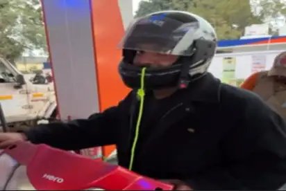 यूपी में नहीं मिलेगा बिना हेलमेट पेट्रोल, जबरदस्ती करने पर होगा चालान!