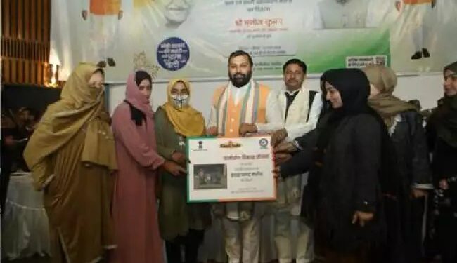 जम्मू और कश्मीर के ग्रामीणों को सशक्त बनाने के लिए मधुमक्खी बक्सों का वितरण