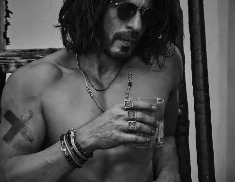 बेटे आर्यन के  ब्रैंड प्रमोशन में शाहरुख खान ने दिखाया बॉल्ड लुक, फैंस के उड़े होश