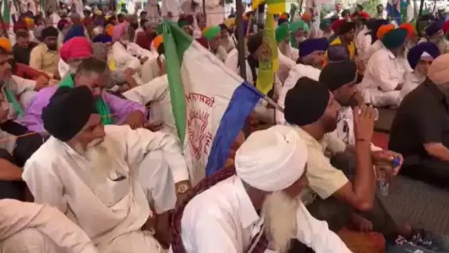 DAP की कमी और धान की धीमी खरीद से किसान परेशान, विरोध पर बैठे!