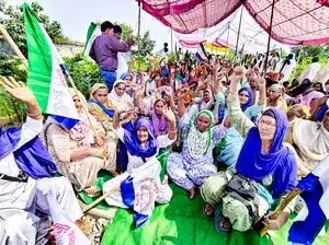 धान खरीद में देरी के विरोध में किसानों ने सड़कें जाम कीं, रेल की पटरियों पर धरना दिया