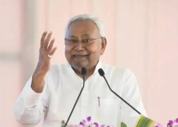 बिहार में चुनावी सौगात! नीतीश सरकार लाएगी 100 यूनिट मुफ्त बिजली, पेंशन बढ़ी और महिलाओं को नौकरी में 35% आरक्षण