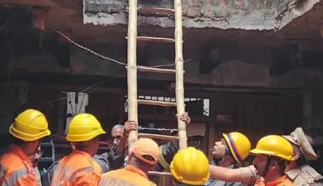 वाराणसी में फिर हुआ हादसा: भरभरा कर गिरी जर्जर मकान की सीढ़ी, 11 लोग फंसे