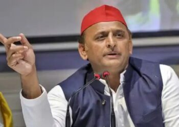 अखिलेश ने बोला मोदी सरकार पर हमला, BJP के लोग किसानों की जमीन को हड़प रहे