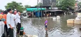 गुजरात में बाढ़ से उफान पर नदियां, स्कूल-कॉलेज हुए बंद