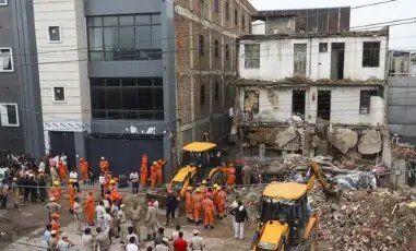 दिल्ली में 3 मंजिला इमारत गिरने से तीन की मौत, कई घायल