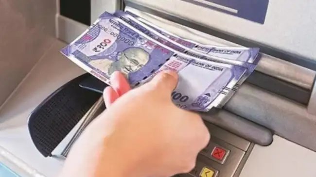 1 मई से ATM से पैसा निकालना होगा महंगा, हर ट्रांजैक्शन पर देने होंगे इतने पैसे