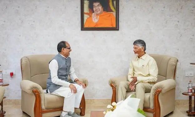 दक्षिण आंध्र प्रदेश के सूखा प्रभावित जिलों को लेकर केंद्रीय कृषि मंत्री शिवराज सिंह चौहान की समीक्षा बैठक