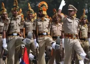 UP सिपाही भर्ती की परीक्षा के लिए उमड़े अभ्यार्थी, 10 हजार पुलिसकर्मियों की तैनाती
