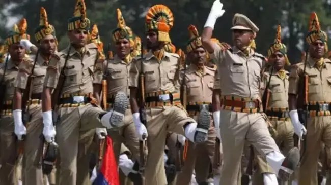UP सिपाही भर्ती की परीक्षा के लिए उमड़े अभ्यार्थी, 10 हजार पुलिसकर्मियों की तैनाती