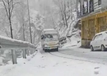 दिल्ली-एनसीआर में बारिश, पहाड़ों में बर्फबारी, जानें क्यों बदल रहा है मौसम?