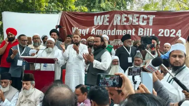 दिल्ली में वक्फ कानून के खिलाफ बड़ा प्रदर्शन, ओवैसी समेत कई मुस्लिम नेता शामिल