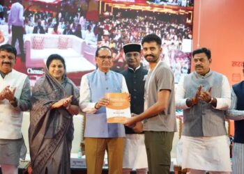 भोपाल में ‘रोजगार मेला’ के दौरान केंद्रीय कृषि मंत्री शिवराज सिंह चौहान ने बांटे नियुक्ति पत्र