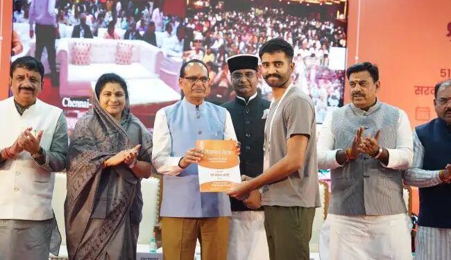 भोपाल में ‘रोजगार मेला’ के दौरान केंद्रीय कृषि मंत्री शिवराज सिंह चौहान ने बांटे नियुक्ति पत्र