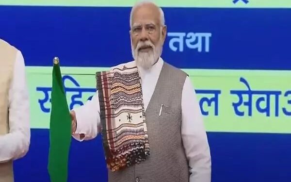 PM MODI ने दिखाई 10 नई वंदे भारत को हरी झंडी, जानें किन राज्यों से सफर होगा आसान