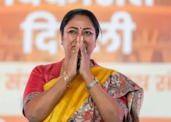 एक्शन मूड में दिल्ली की CM, अचानक किया शालीमार बाग स्थित स्कूल का दौरा