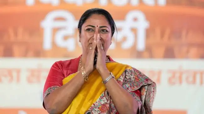 एक्शन मूड में दिल्ली की CM, अचानक किया शालीमार बाग स्थित स्कूल का दौरा