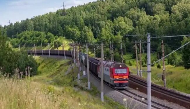 रूस के साइबेरिया इलाके से ईरान होते हुए दो ट्रेनें मुंबई के लिये आ रही हैं