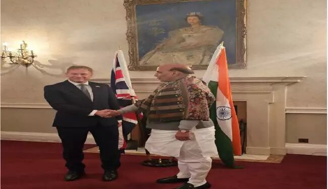 लंदन पहुंचे भारत के रक्षा मंत्री अपने समकक्ष से की मुलाकात, कई मुद्दों पर चर्चा
