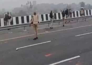 मैनपुरी में हिंसक हुआ ड्राइवरों का प्रदर्शन, पुलिस ने छोड़े आंसू गैं