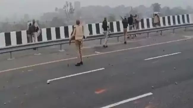 मैनपुरी में हिंसक हुआ ड्राइवरों का प्रदर्शन, पुलिस ने छोड़े आंसू गैं