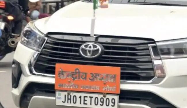 प्राइवेट गाड़ी पर न लगाएं सरकारी नेम प्लेट, देना बड़ा जुर्माना, जानें क्या है नियम